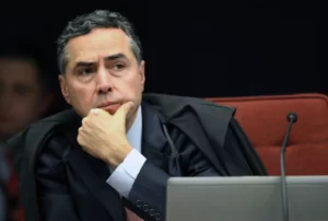 Leia mais sobre o artigo Barroso se posiciona contra PEC que “coloca limites” no STF