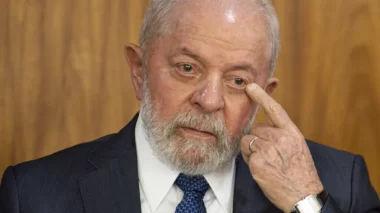 Lula veta desoneração da folha de pagamento, atendendo a Haddad