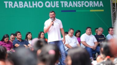 Em Parintins, Wilson Lima entrega 281 títulos definitivos de imóveis para famílias da comunidade Pascoal Alaggio