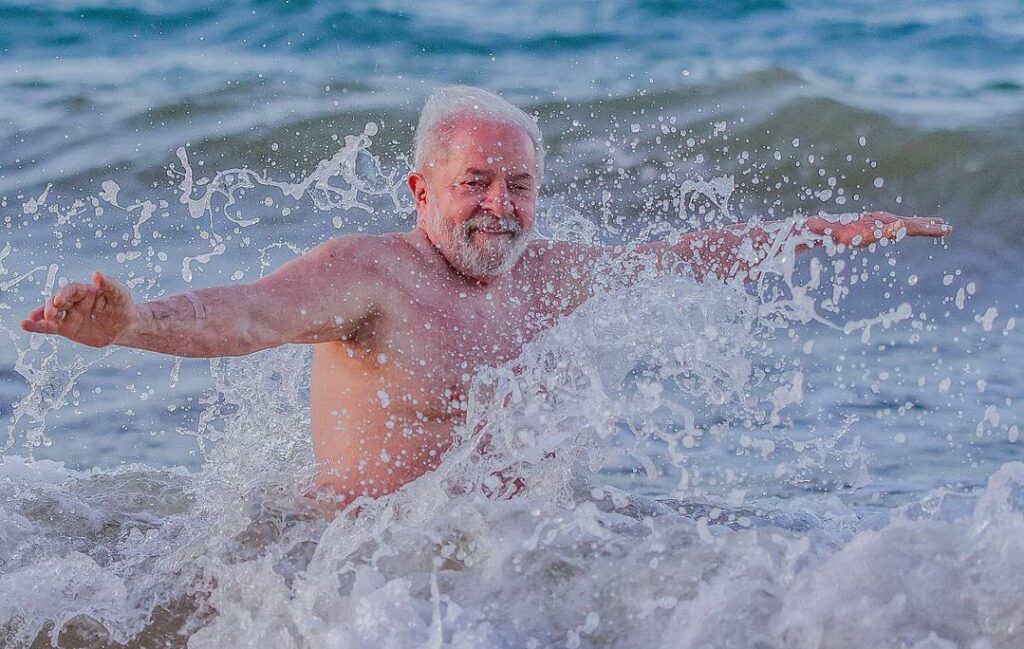 Você está visualizando atualmente Lula confirma Réveillon em “praia privativa” de área militar