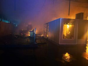 Leia mais sobre o artigo Corpo de Bombeiros monta força-tarefa para combater incêndio de grande proporção na Feira do Santo Antônio