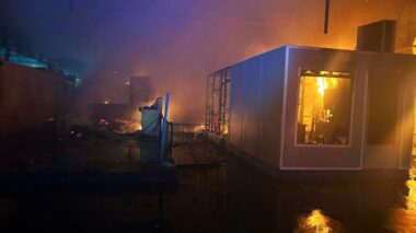 Corpo de Bombeiros monta força-tarefa para combater incêndio de grande proporção na Feira do Santo Antônio