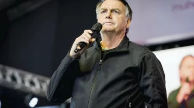 Bolsonaro irá à posse de Milei e comunica Moraes sobre viagem