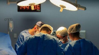 ‘A minha vitória chegou’, diz paciente que recebeu rim do marido no 45º transplante renal do ano realizado pelo Governo do Amazonas