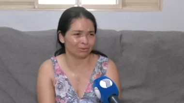 Chorando, mãe de Jéssica Vitória pede justiça: ‘Povo massacrou ela’