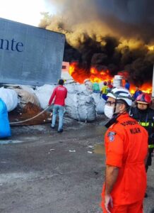 Leia mais sobre o artigo Em menos de 30 minutos, bombeiros combatem incêndio de grande proporção em fábrica de gerenciamento de resíduos