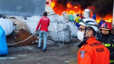 Em menos de 30 minutos, bombeiros combatem incêndio de grande proporção em fábrica de gerenciamento de resíduos