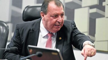 PACHECO TEM QUE REIVINDICAR LISTA DE ESPIONADOS PELA ABIN, DEFENDE OMAR AZIZ
