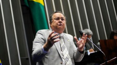 Julgamento que pode cassar Silas Câmara será retomado nesta quarta-feira