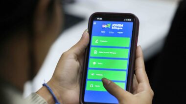 Governo do Amazonas inicia inscrições para mil bolsas do projeto Jovem Bilíngue