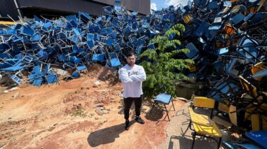 Capitão Carpê fiscaliza ‘cemitério’ de carteiras escolares e denuncia armazenamento inadequado