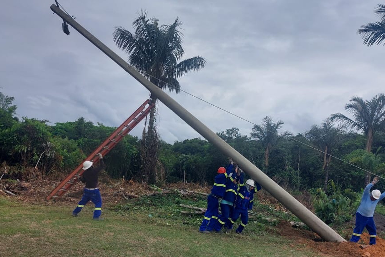 No momento, você está visualizando Por intermédio de Peixoto, Comunidade Três Unidos recebe iluminação pública pela primeira vez