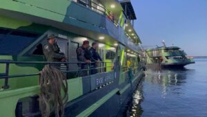 Leia mais sobre o artigo Bases Fluviais Arpão 2 e Tiradentes partem para operações nos rios do Amazonas