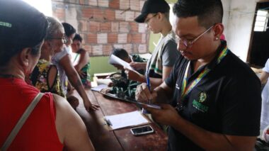 Governo do Amazonas dá assistência a famílias atingidas por incêndio na zona sul de Manaus