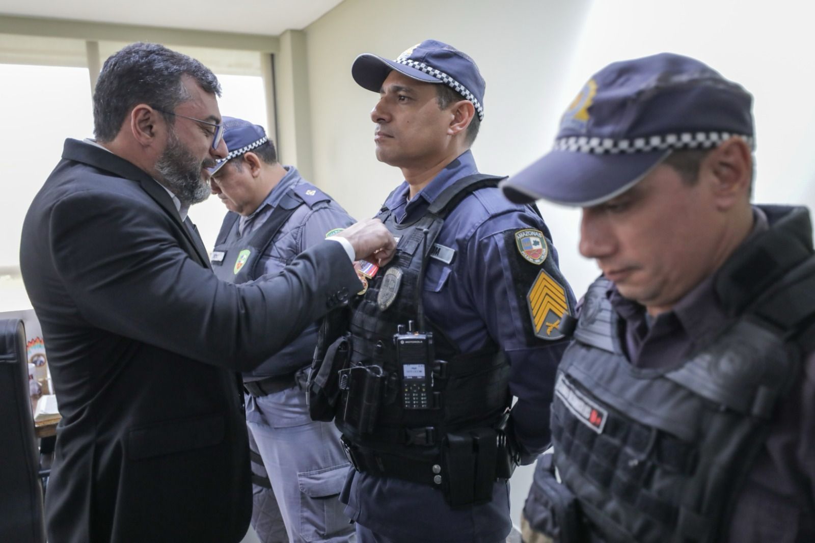 Você está visualizando atualmente Wilson Lima parabeniza e concede medalha a policiais militares por maior apreensão de armas da história do Amazonas