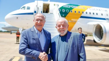 “Sempre trabalhando”, diz Lula em mais uma viagem internacional