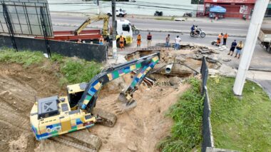 Prefeitura de Manaus, por meio da Secretaria Municipal de Infraestrutura (Seminf), mobiliza equipes para atuar na recuperação da avenida Constantino Nery. 
