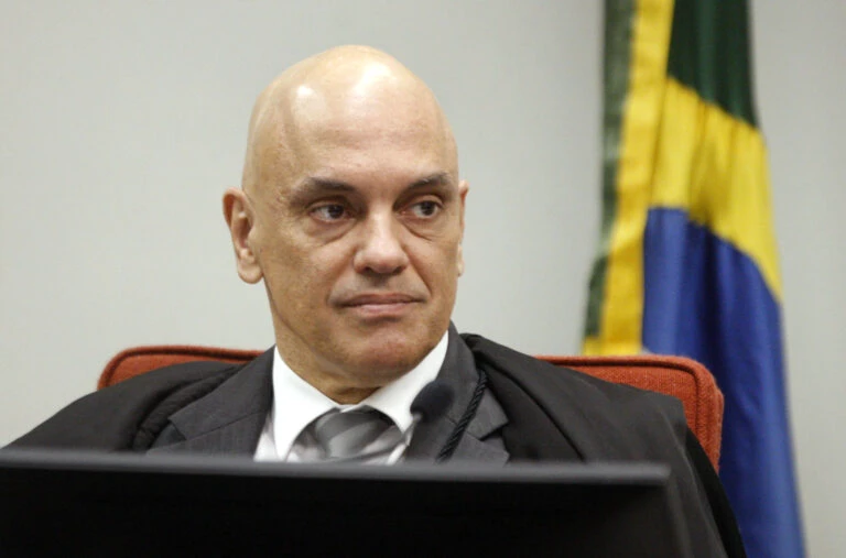 Você está visualizando atualmente Moraes vota para condenar mais 15 réus pelos atos de 8 de janeiro
