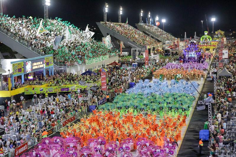 Você está visualizando atualmente Carnaval na Floresta 2024: Desfile das escolas de samba reúne 60 mil espectadores no Sambódromo