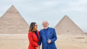 Leia mais sobre o artigo Em 1º dia no Egito, Lula e Janja turistam pelas pirâmides