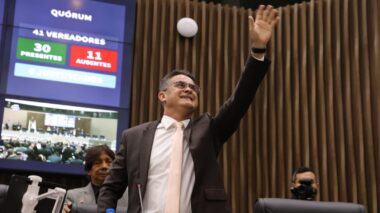 Prefeito David Almeida entrega Mensagem Governamental na CMM, destaca conquistas históricas e metas para 2024