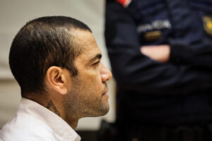 Leia mais sobre o artigo As primeiras imagens de Daniel Alves no tribunal, um ano após a detenção