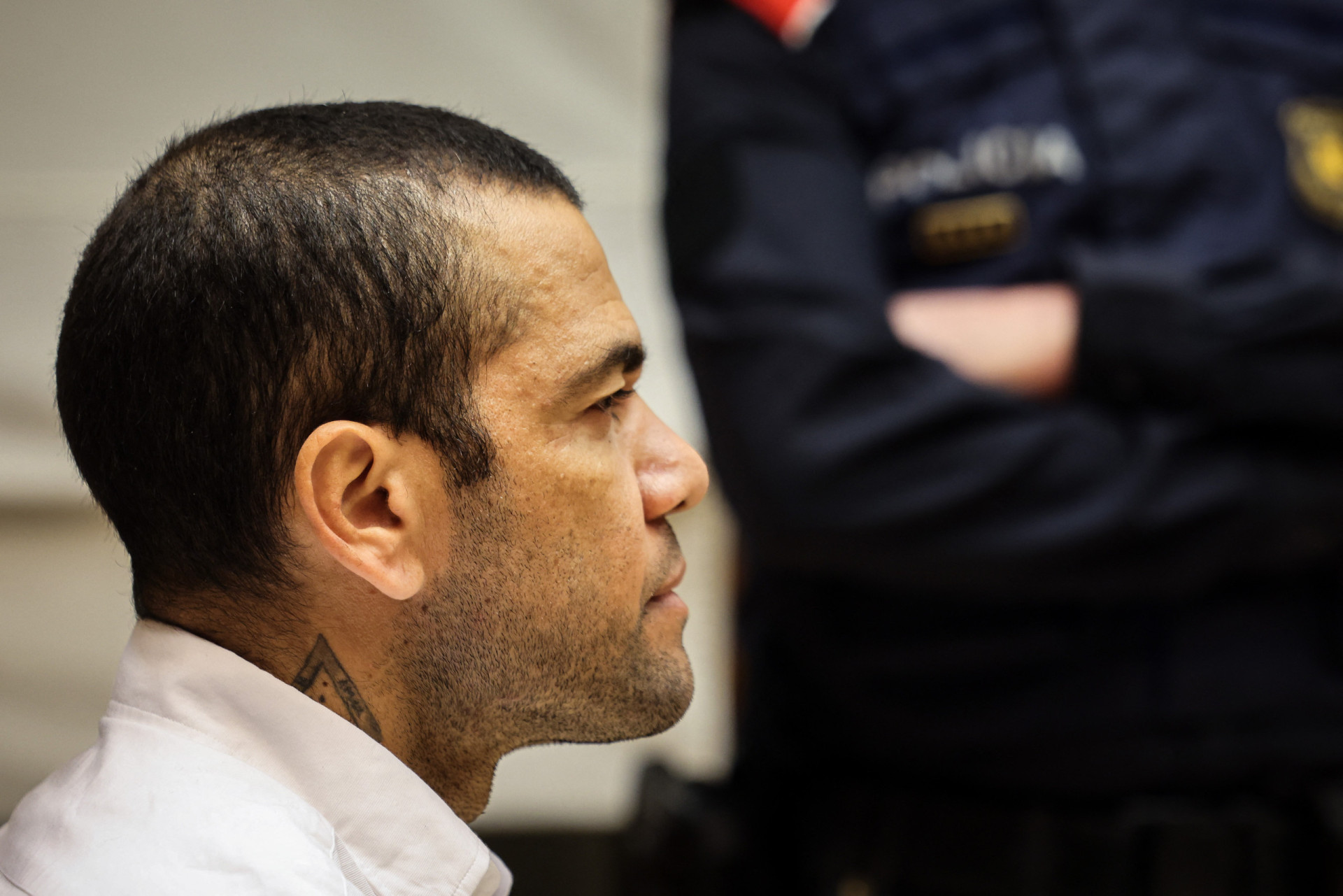 Você está visualizando atualmente As primeiras imagens de Daniel Alves no tribunal, um ano após a detenção