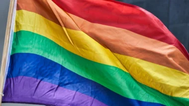 Comissão aprova restrição de trans em banheiros de escolas