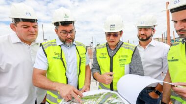 Wilson Lima vistoria obra do novo residencial do Prosamin+ e destaca trabalho por moradia digna