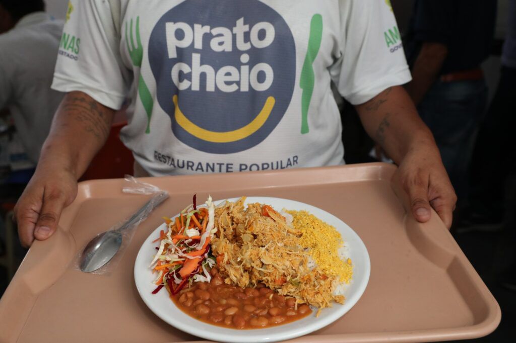 Você está visualizando atualmente Prato Cheio: Governo do Amazonas serviu mais de 4 milhões de refeições em 2023 e programa é referência nacional no combate à fome