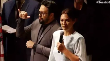 Michelle Bolsonaro recebe título de cidadã paulistana no teatro