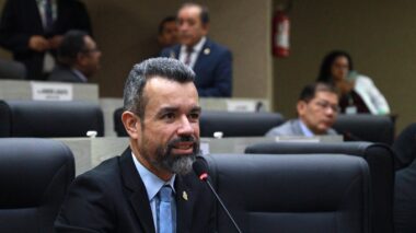 Durante sessão na CMM, Peixoto fala sobre a importância de garantir leis para beneficiar pessoas autistas