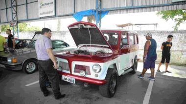 Em parceria com clube de carros, Detran Amazonas realiza serviços para terceira exposição de veículos antigos