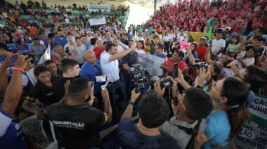 Em Novo Airão, Wilson Lima concede mais de 120 títulos definitivos de moradia e realiza entregas que somam R$ 34 milhões