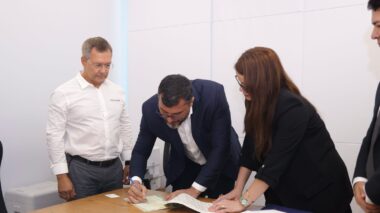 Wilson Lima assina termos de Concessão de Direito Real de Uso de quatro áreas de exploração de gás e petróleo pela Petrobras