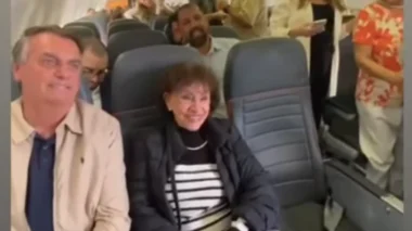 Vídeo: Apoiadores fazem fila por foto com Bolsonaro em avião