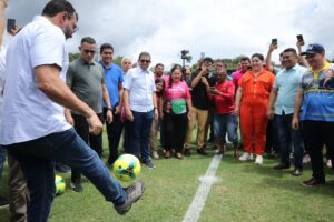 Leia mais sobre o artigo Wilson Lima entrega estádio, anuncia polo do Pelci e leva fomento aos setores social e primário em Presidente Figueiredo