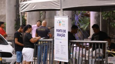 Amazonas pelo Rio Grande do Sul: Público de Manaus atende ao chamado do Governo do Estado e lota Largo de São Sebastião