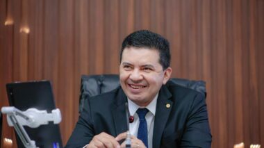 De autoria de Delegado Péricles Lei que cria o Licenciamento Provisório para a abertura de empresas no AM, é sancionada e já está valendo