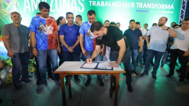 Bois Caprichoso e Garantido firmam compromisso para aderir à reciclagem durante Festival de Parintins