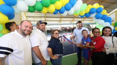 Em Tefé, Governo do Amazonas fortalece o setor social e entrega nova quadra poliesportiva para alunos da rede estadual