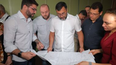 Wilson Lima vistoria prédio da antiga Receita Federal que será transformado em moradias pelo Amazonas Meu Lar