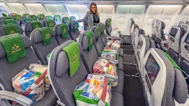 Em avião, Janja faz pose ao lado de doações para o RS