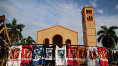 Festival de Parintins: Ilha dividida em azul e vermelho encanta turistas