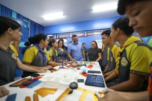 Leia mais sobre o artigo Alunos na Escola Estadual Cid Cabral da Silva comemoram entrega de unidade reformada revitalizada