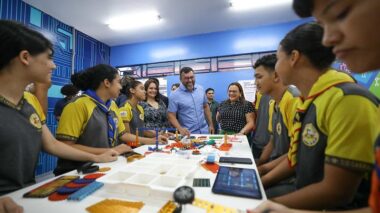 Alunos na Escola Estadual Cid Cabral da Silva comemoram entrega de unidade reformada revitalizada
