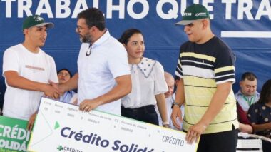Em Coari, Wilson Lima entrega oito escolas reformadas, anuncia recuperação de ruas e fomento para agricultura; Investimento passa dos R$ 31 milhões