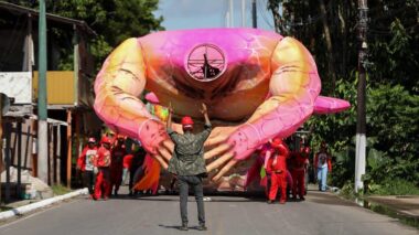 Parintins 2024: Garantido conclui o transporte das alegorias para a concentração do Bumbódromo
