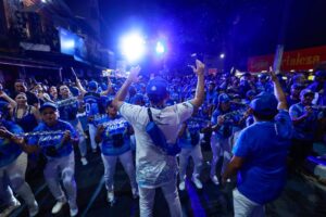 Leia mais sobre o artigo Festival de Parintins 2024: Boi de Rua arrasta multidão azulada do Caprichoso pelas ruas até o Bumbódromo
