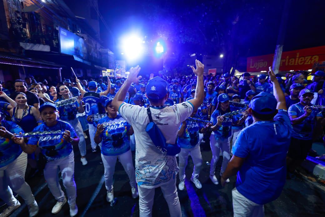 No momento, você está visualizando Festival de Parintins 2024: Boi de Rua arrasta multidão azulada do Caprichoso pelas ruas até o Bumbódromo